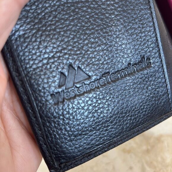 SwissGear Leather Passport & Card Holder - Picture 9 of 10